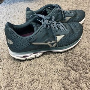 Mizuno Waverider 23 in citadel-glacier